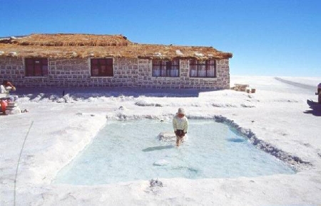 Ngó khách sạn làm từ muối mặn chát ở Bolivia
